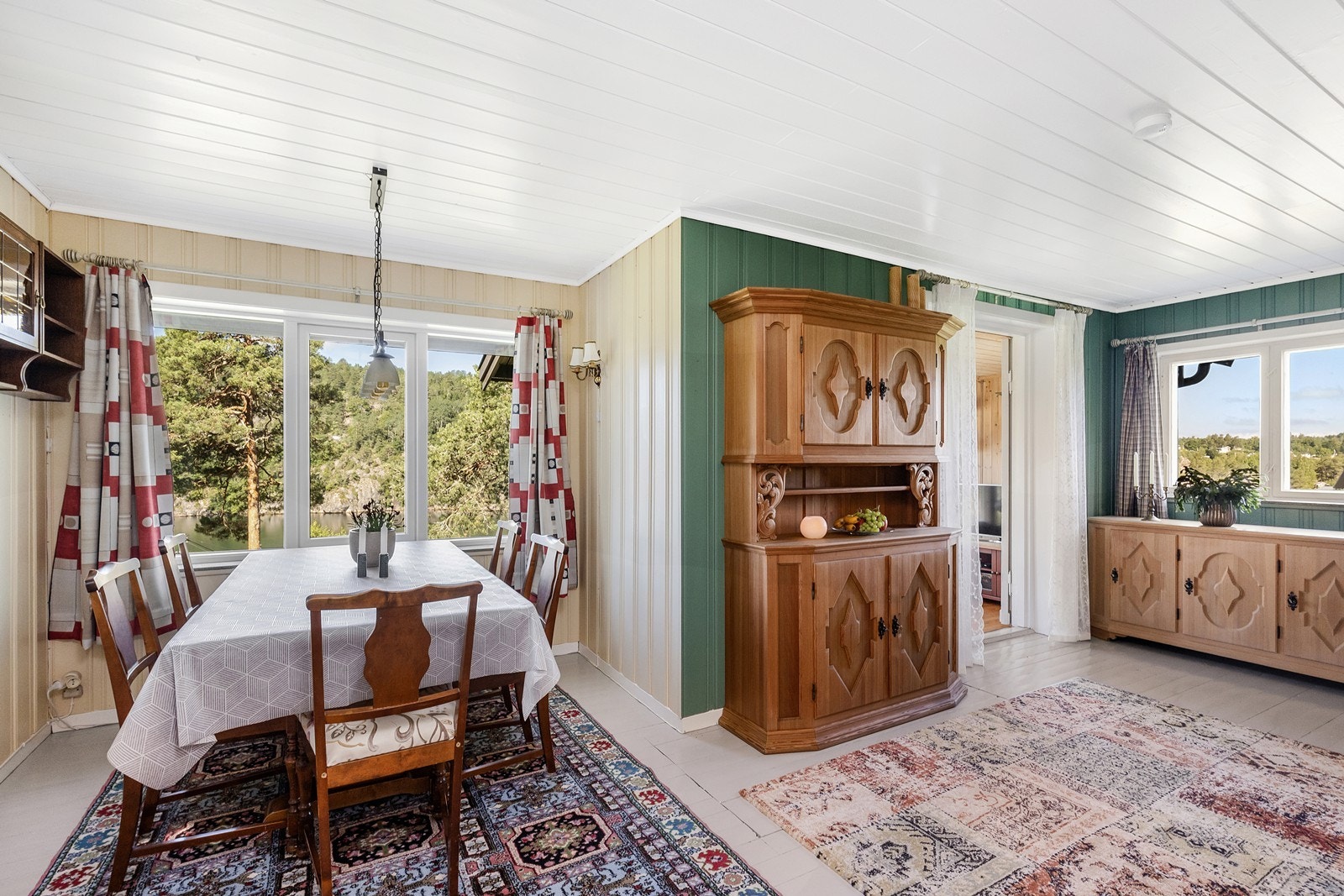 Lys og romslig spisestue Galleribilde