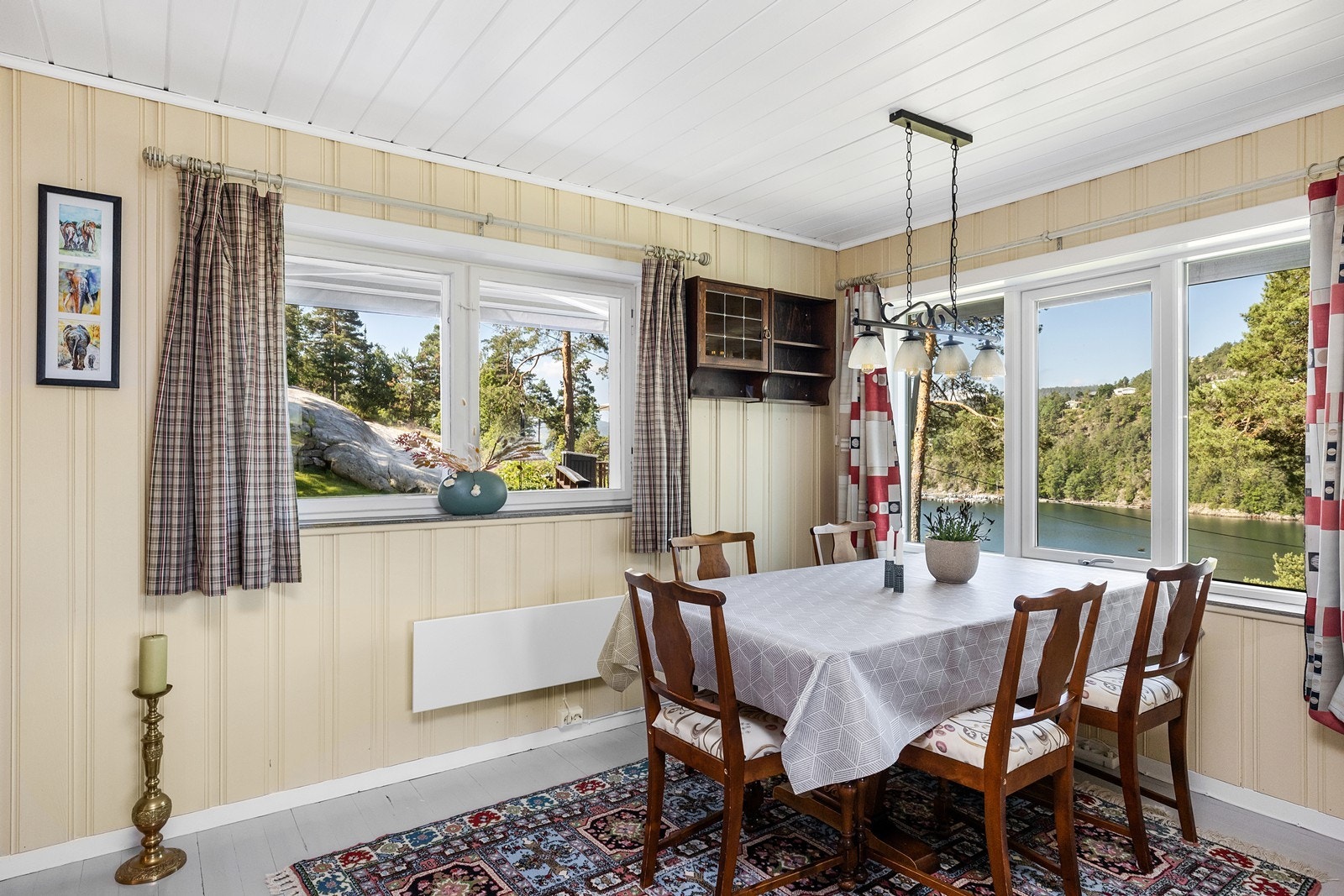 Fra spisestuen er det nær og nydelig utsikt til vannet Galleribilde