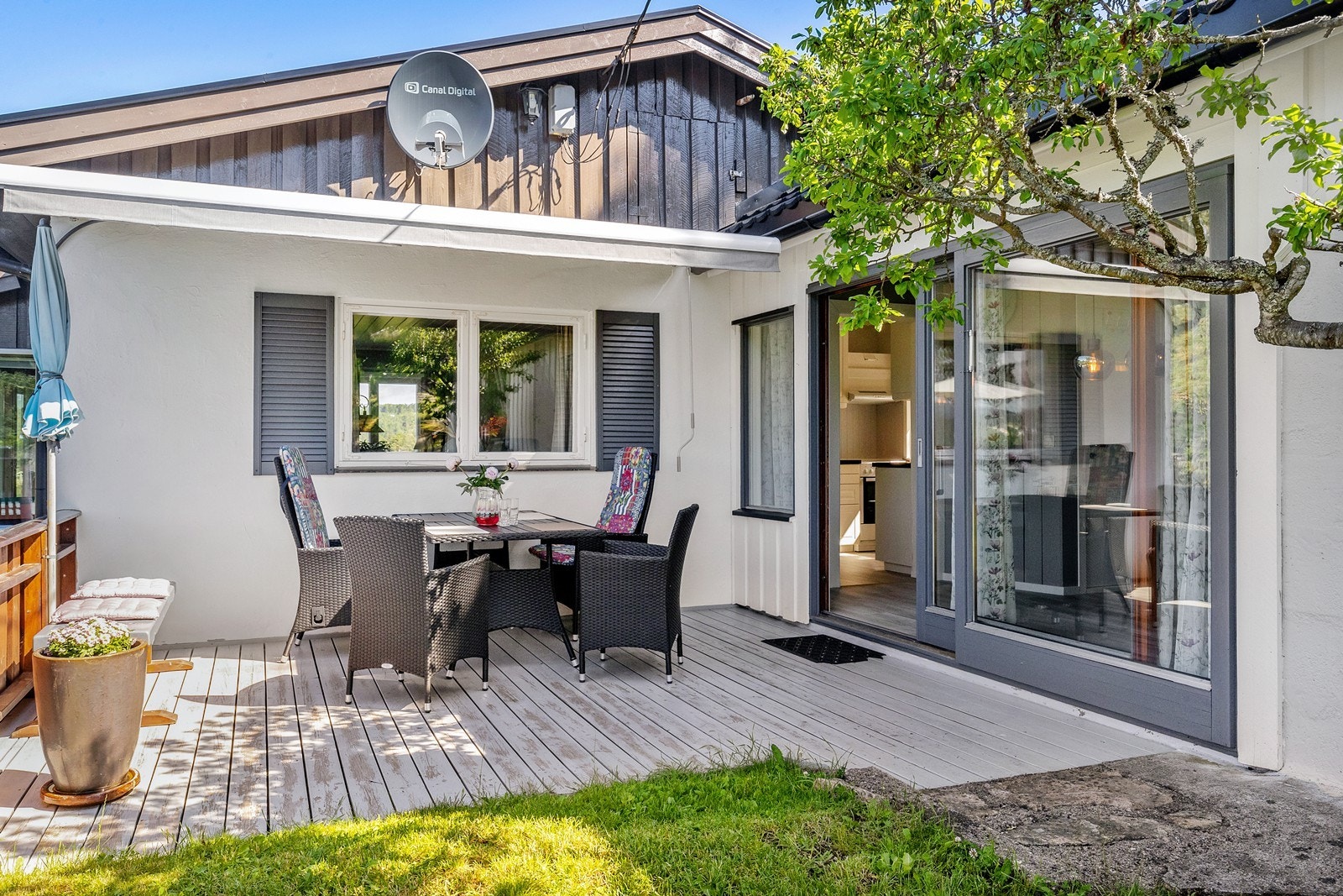 Koselig spiseplass med enkel adkomst fra kjøkken Galleribilde