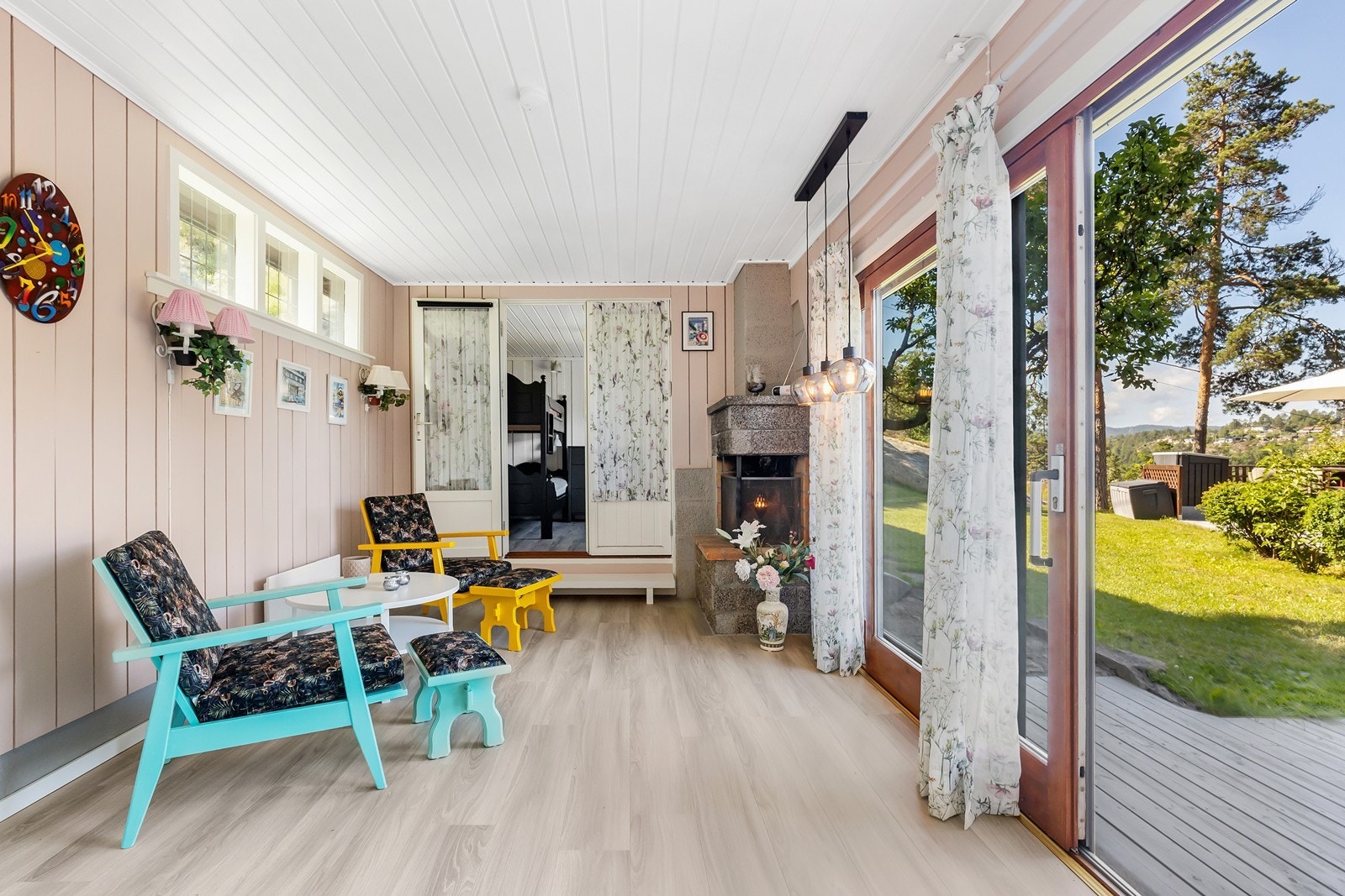 Skyvedør ut til terrassen og hagen, som ligger skjermet til Galleribilde