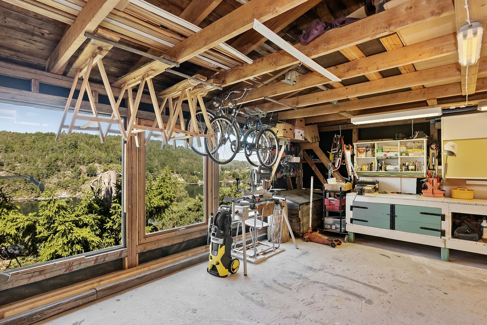 God innredet garasje med arbeidsrom og lagring, samt fin utsikt til vannet Galleribilde