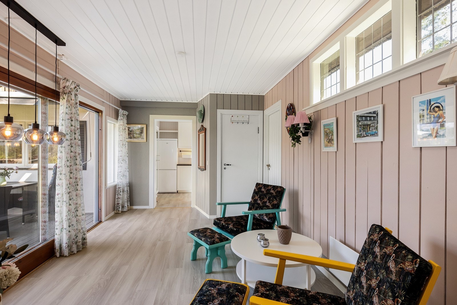 Hyggelig innredet stue kombinert inngangsparti Galleribilde