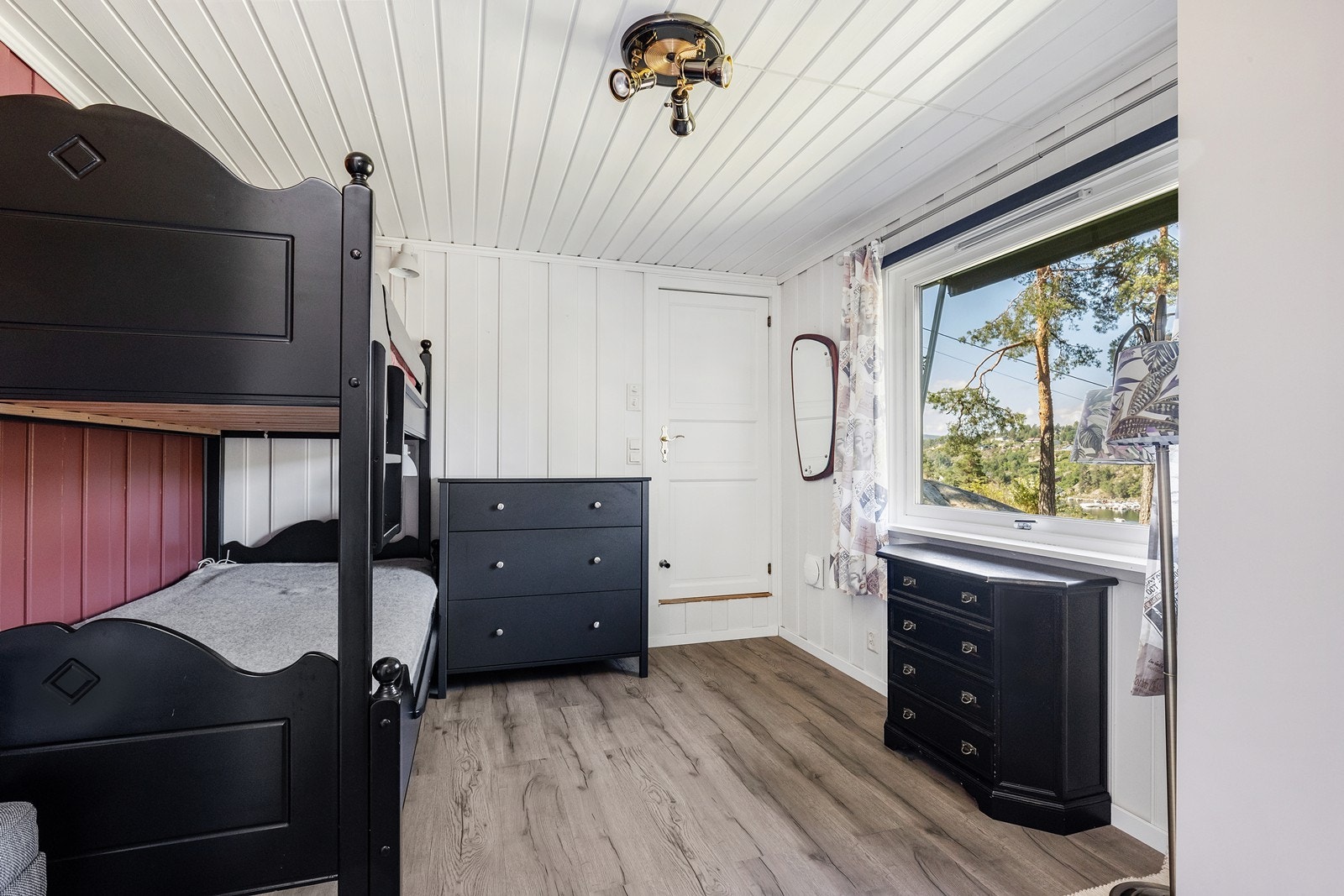 Soverom (2) med adkomst til bad Galleribilde