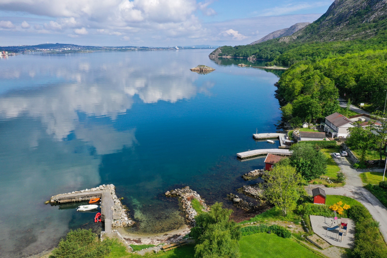Kort vei til sjøen med fiske-, bade- og turmuligheter Galleribilde