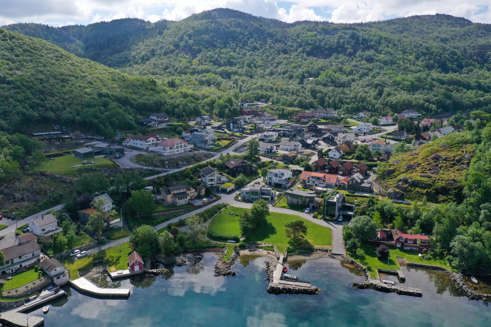 Dyrnesvika sett fra sjøsiden - tomten er midt i bildet Galleribilde