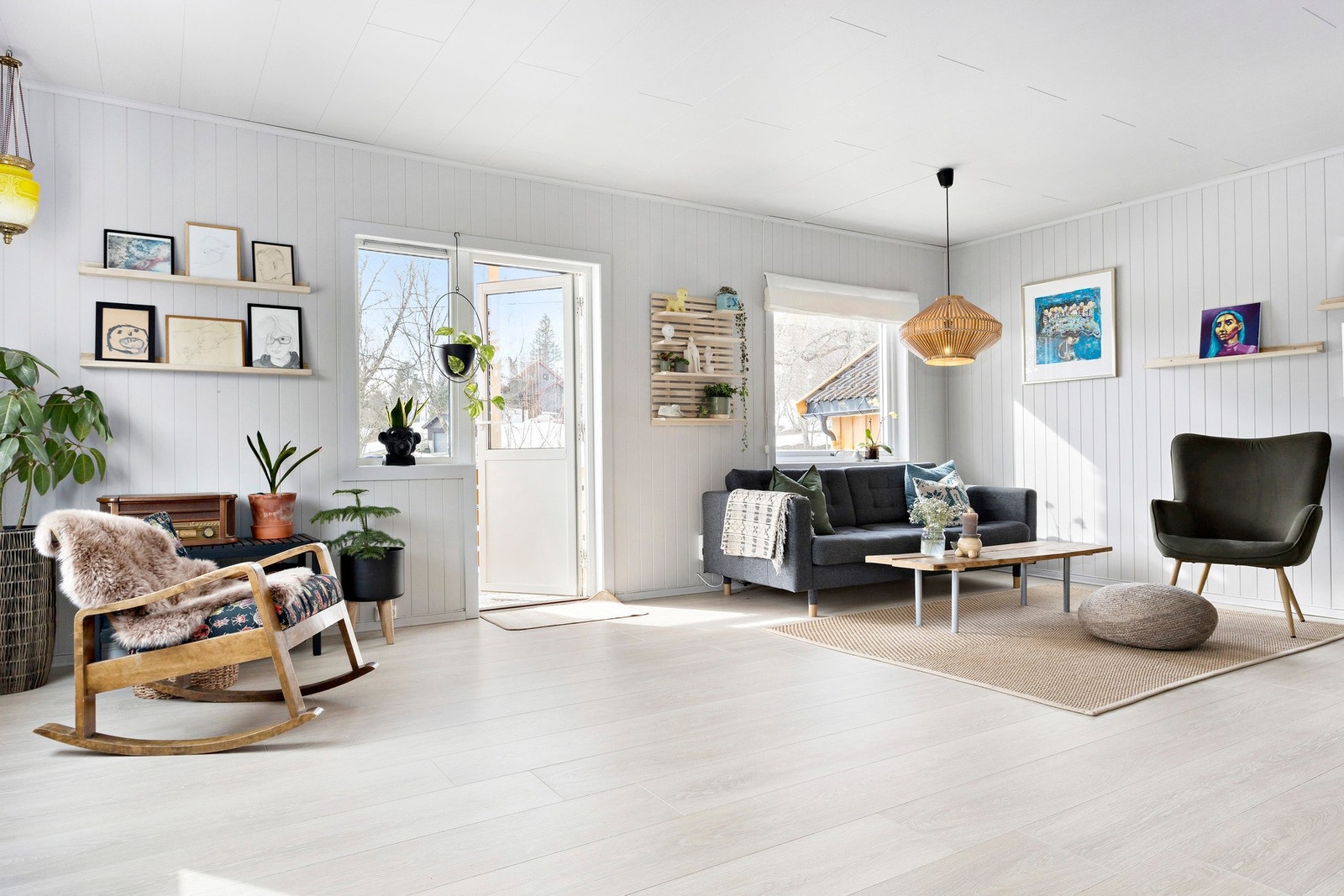 Stuens størrelse og utforming gjør den enkel å møblere. Galleribilde