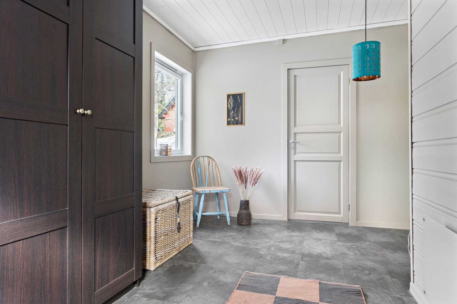 Når du kommer inn i boligen, blir du møtt av romslig hall med garderobeskap. Galleribilde