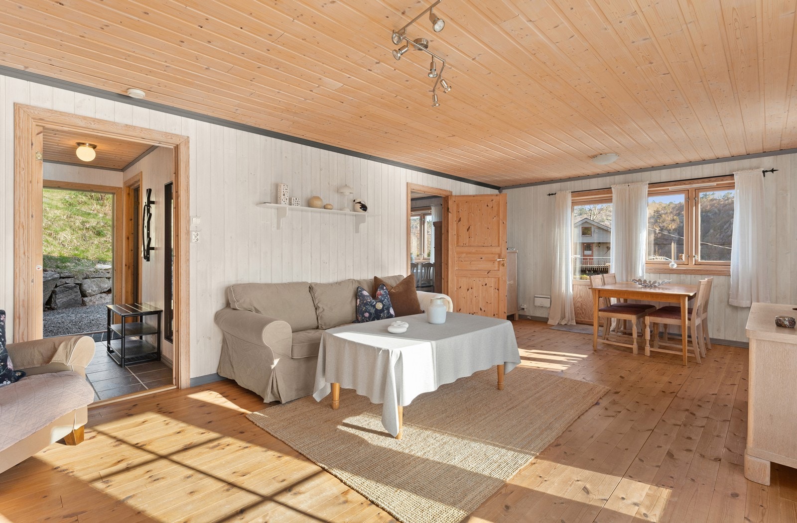 Plass til flere sittegrupper i stua. Galleribilde