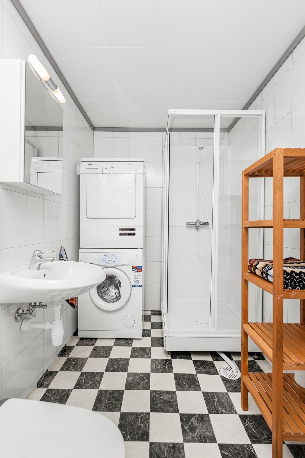 Bad-wc med opplegg for vaskemaskin Galleribilde