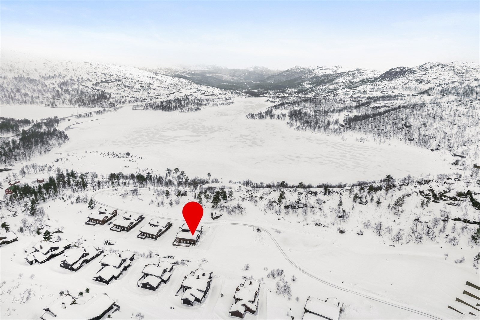 Eiendommen ligget fint til i Reinshommen med kort avstand til lokal landhandel, turløyper både sommer og vinter, samt alpinanlegg. Galleribilde
