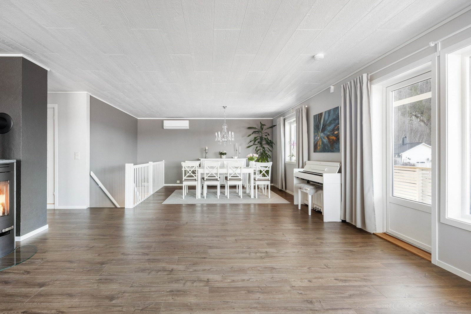 Effektiv oppvarming med moderne vedovn og varmepumpe Galleribilde