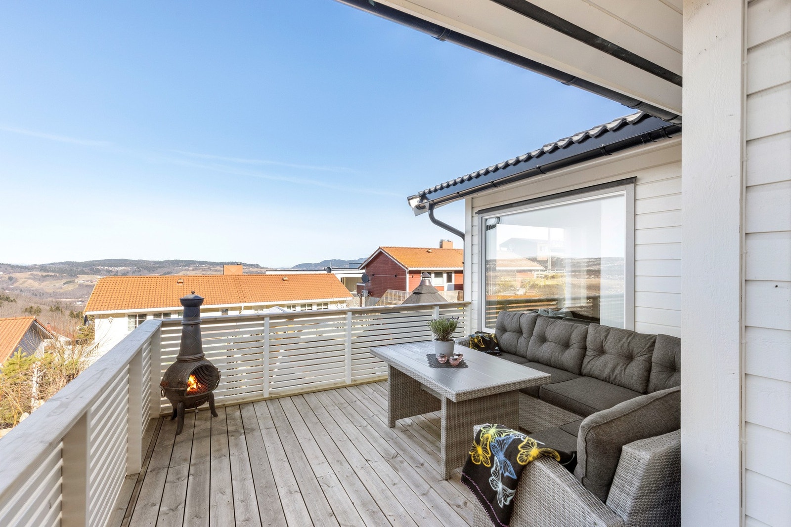 Fra stua har du utgang til fantastisk veranda med svært gode solforhold Galleribilde