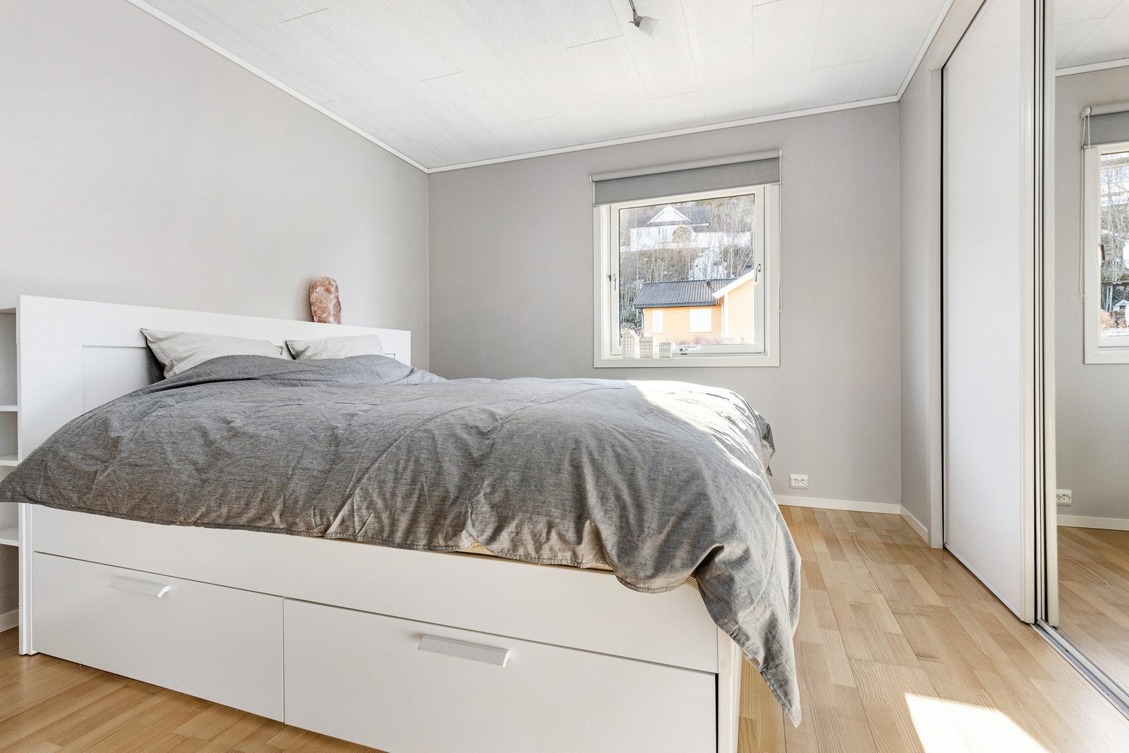 Soverommet i denne etasjen er på 13 kvm og er utstyrt med skyvedørsgarderobe Galleribilde
