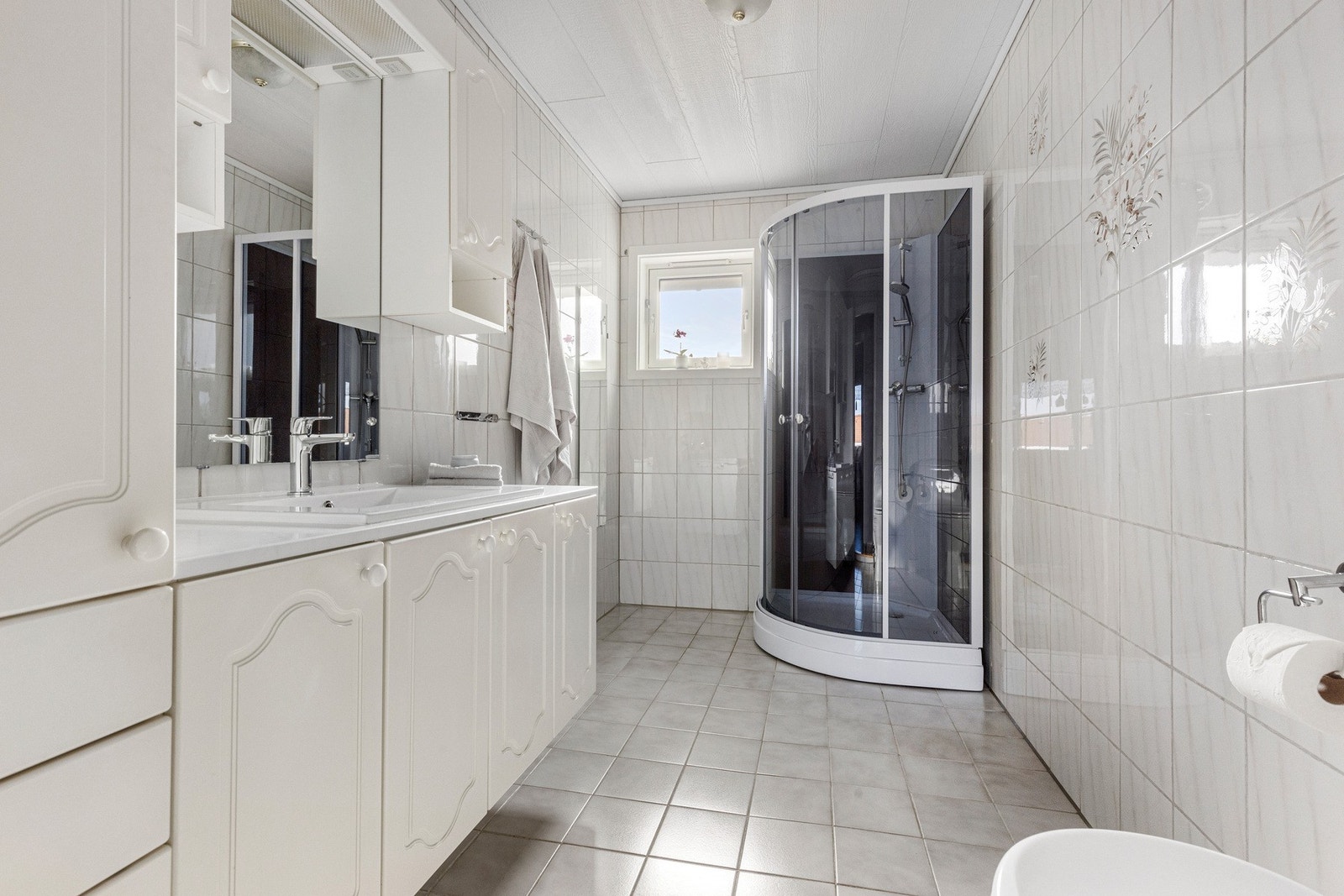 Badet i hovedetasjen er av god størrelse og har stor innredning Galleribilde