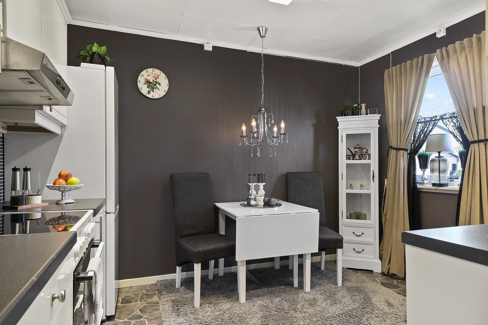 Det er også plass til et lite spisebord på kjøkkenet. Galleribilde