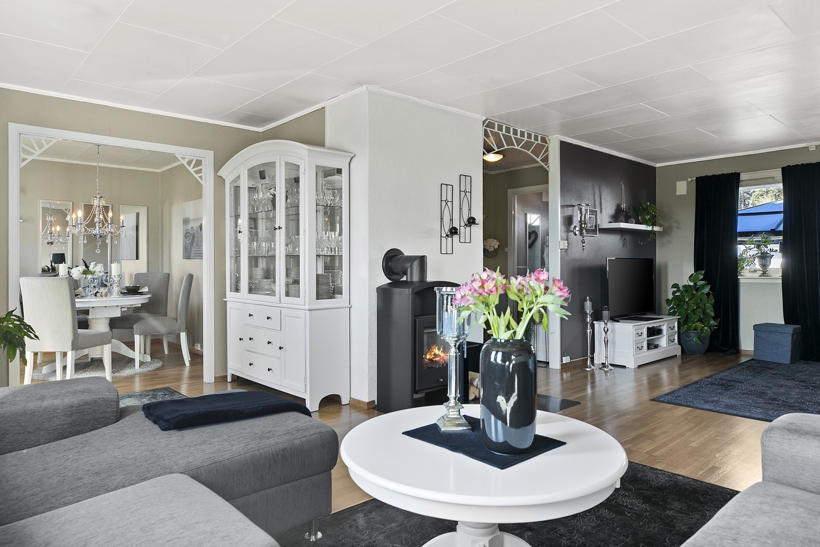 Stue med plass til salong, TV-krok og egen spisestue. Galleribilde