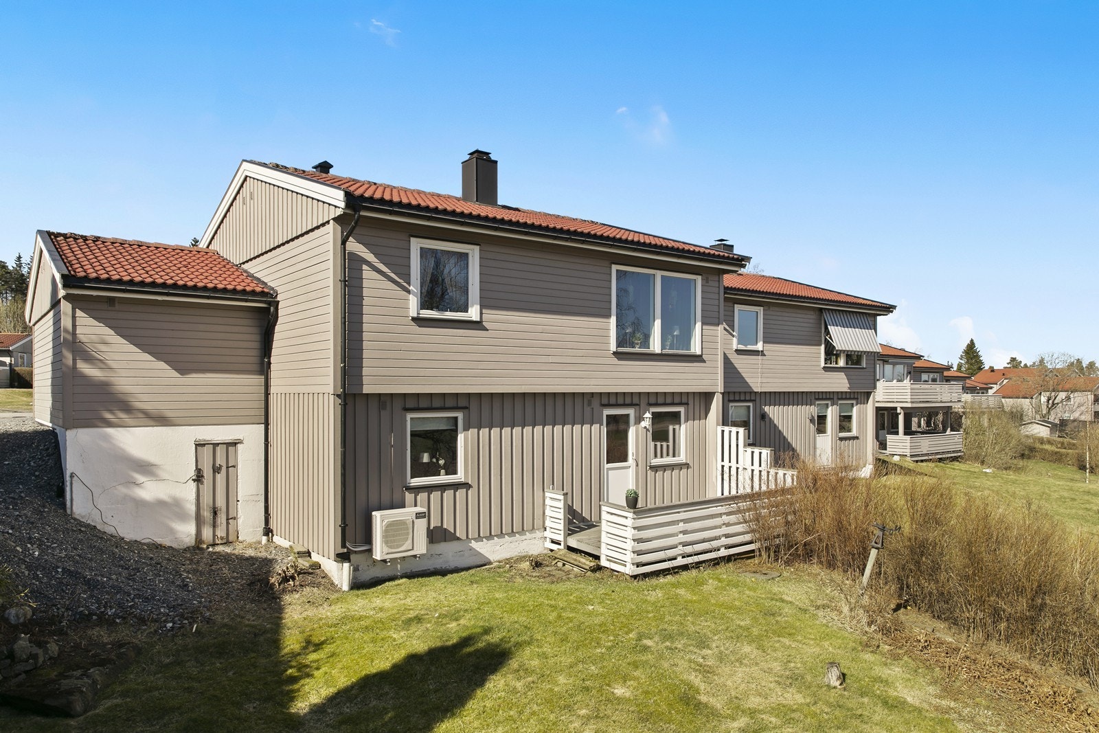 Liten terrasse ved soverom i underetasjen Galleribilde