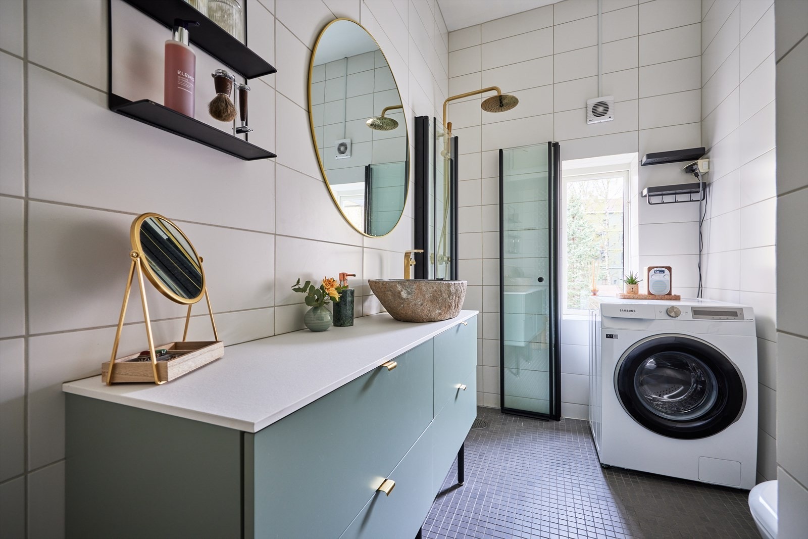 Det er regnfallsdusj i messing og glassdører med ledd som er praktisk og pent. Galleribilde