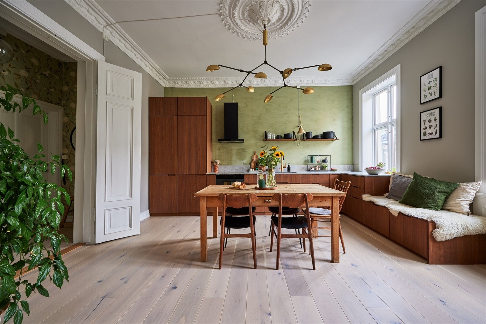 Dette er en klassisk og stilfull 3-roms med fantastisk beliggenhet på idylliske Fredensborg. Galleribilde