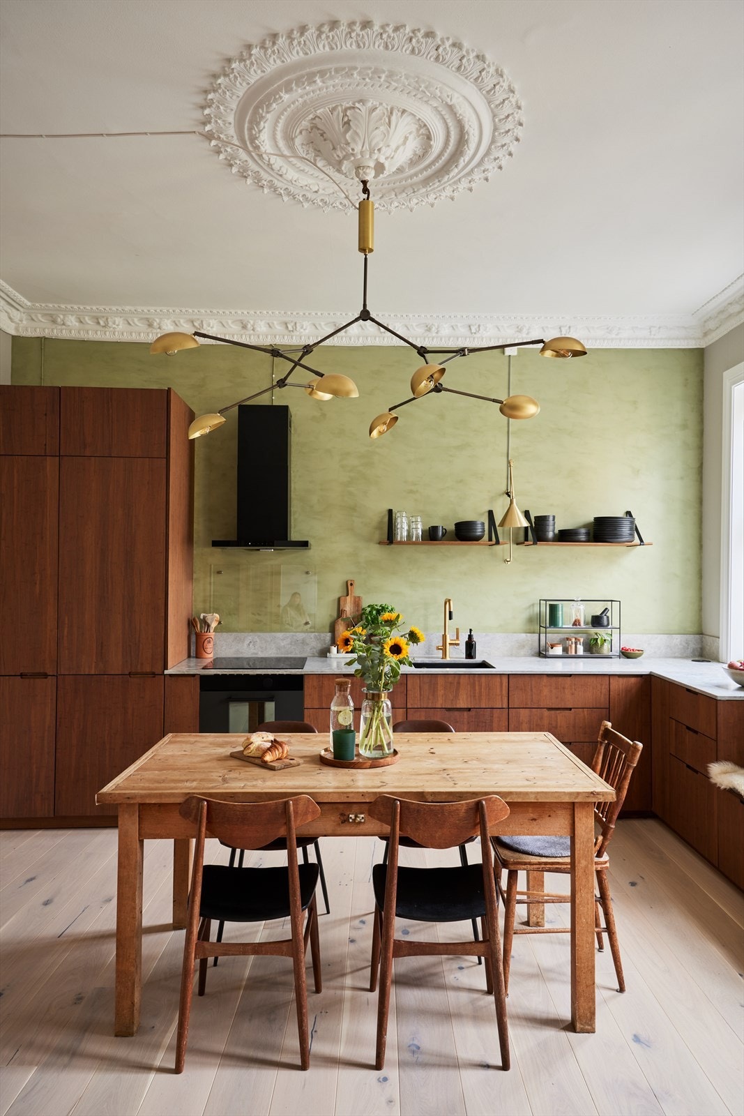 Det er store og fine rosetter i taket kombinert med stukkatur. Galleribilde