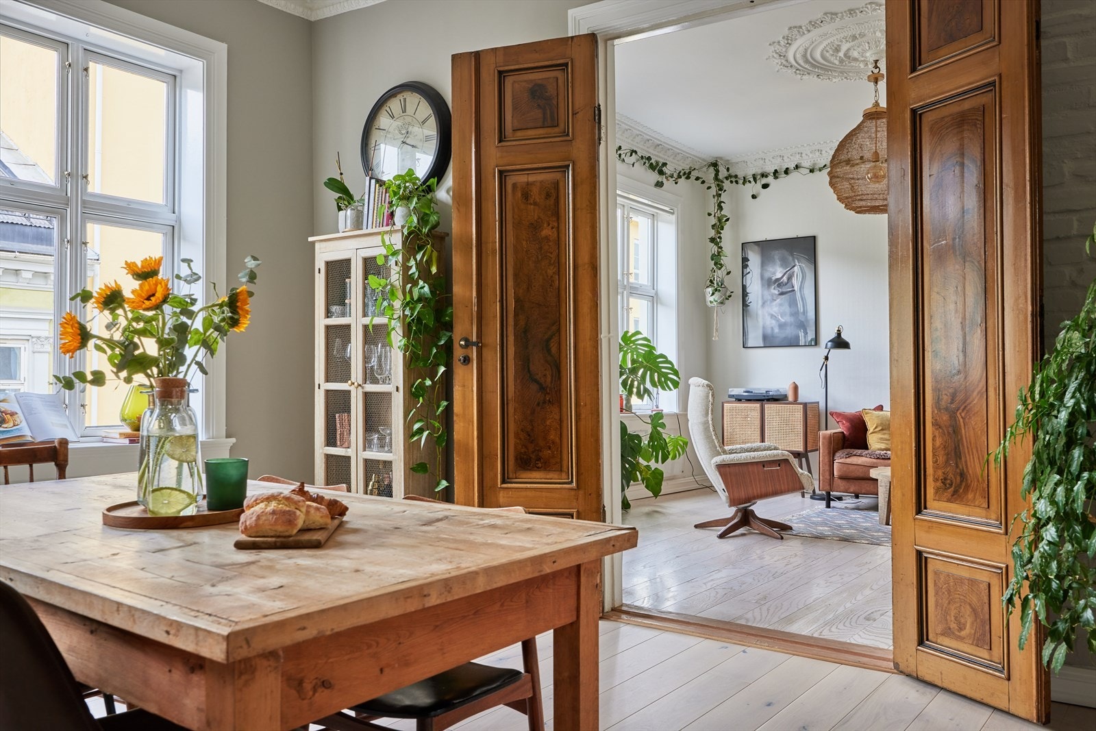 Det er originale tredører mellom stue og kjøkken som både gir mulighet for å dele inn i to soner i tillegg til at det fungerer som et "smykke" for rommene. Galleribilde