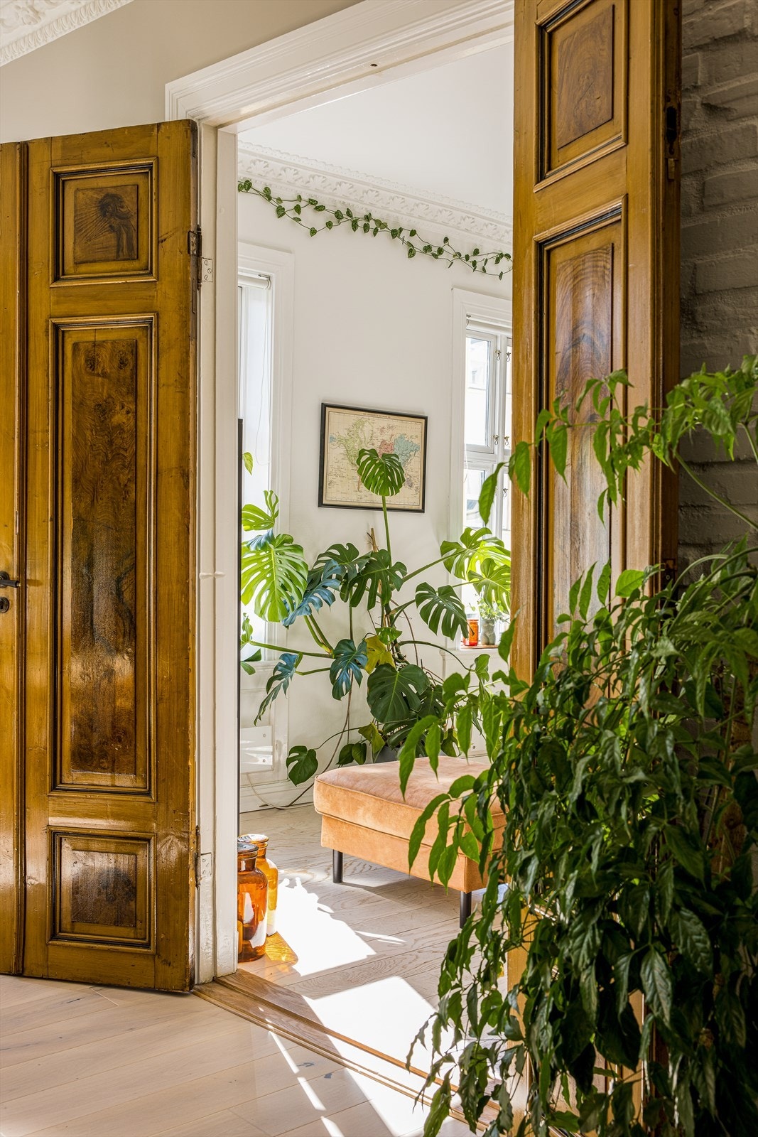 Her får du masse dagslys fra store vindusflater langs hele stuen og kjøkkenet. Galleribilde