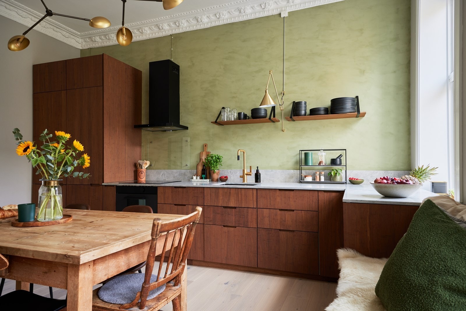 Kjøkkenet har også eksklusive detaljer som benkeplate i stein kombinert med blandebatteri i messing fra Tapwell. Galleribilde