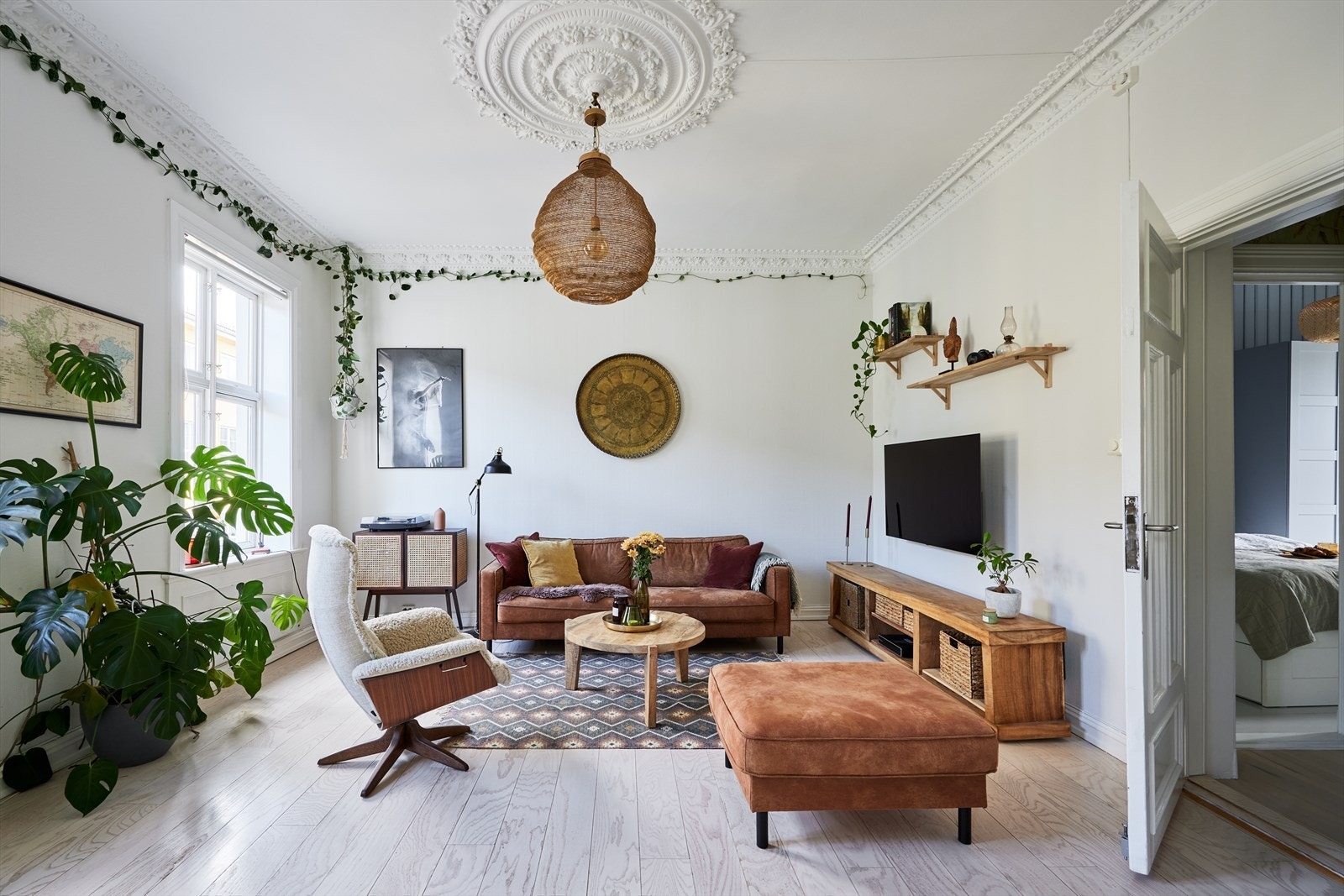 Det er dør ut i gangen fra både stue og kjøkken som gjør at du kan "gå rundt" inni leiligheten. Galleribilde