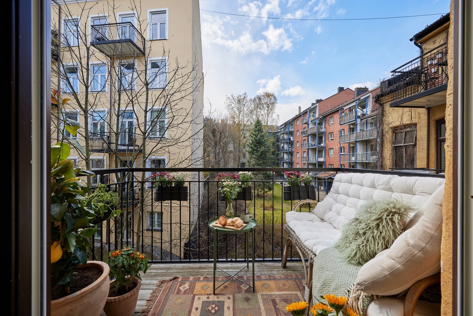 Balkongen er vestvendt og har sol fra ca. 14:00 og utover kvelden. Galleribilde