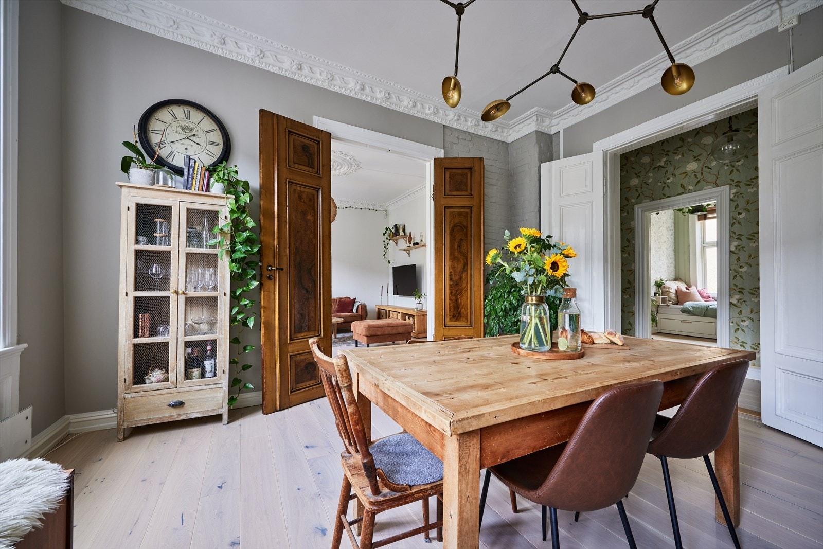 Det er doble fløydører mellom stue/kjøkken og stue/gang som gir et stilfullt preg. Galleribilde