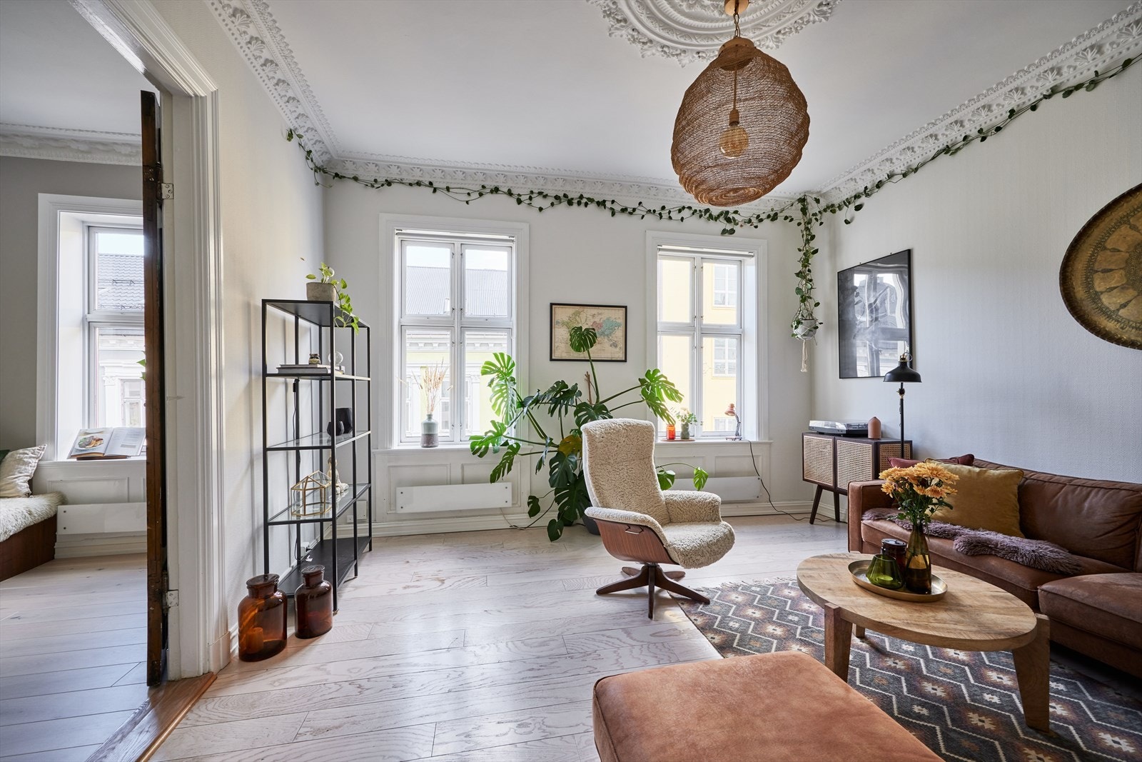 Stuen er stor og har god plass til ønsket sofa med tilhørende innredning. Galleribilde