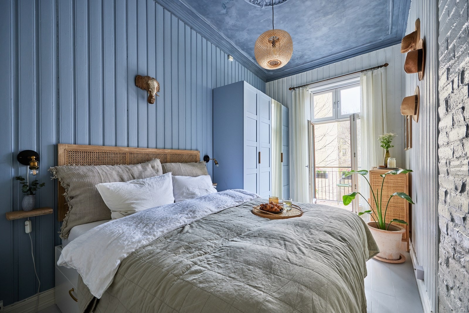 Rommet har en kul kalkmaling i taket og rosett. Galleribilde