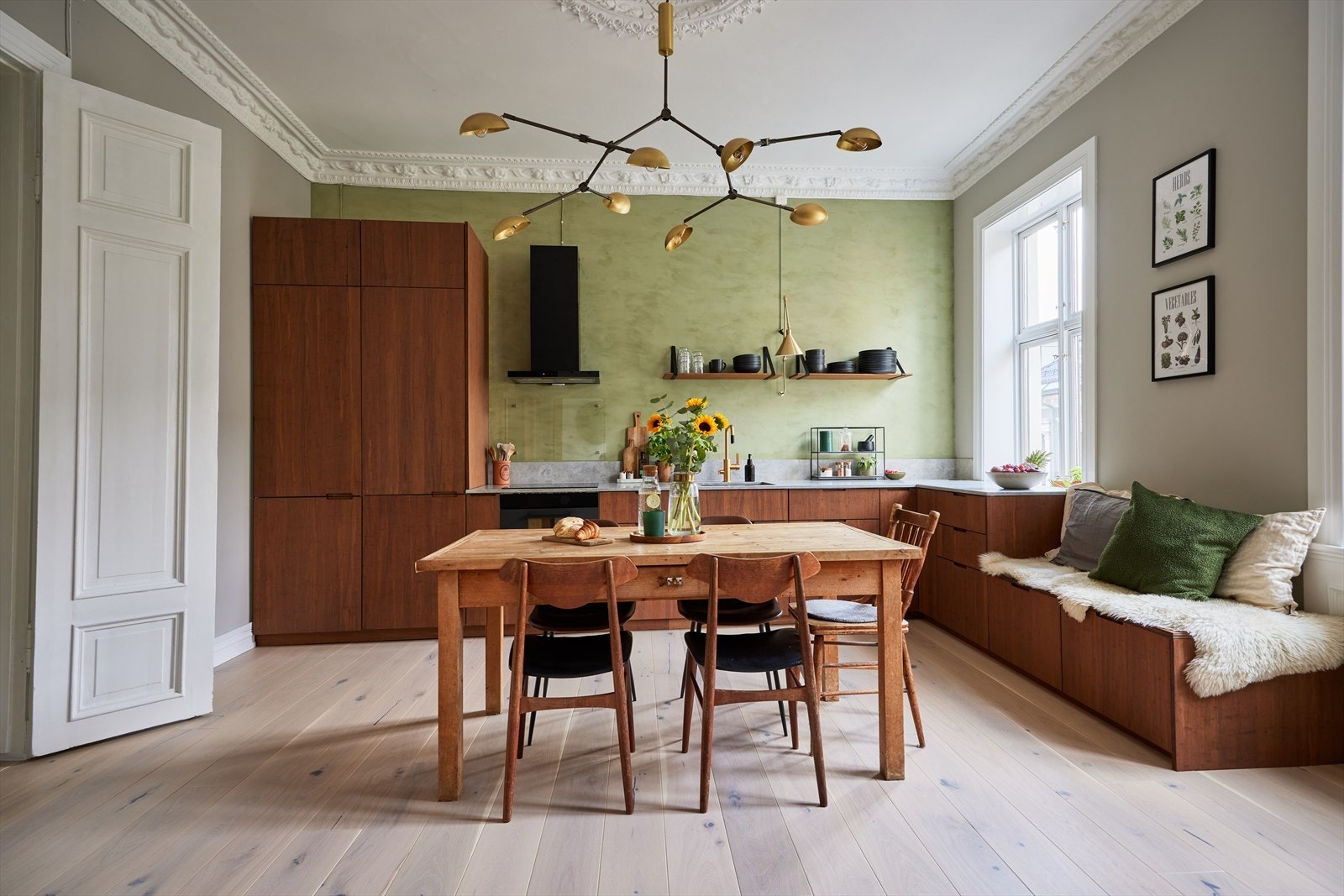 Dette er en gjennomført og lekker leilighet med delikat kjøkken fra 2022 med fronter fra Ask og Eng. Galleribilde