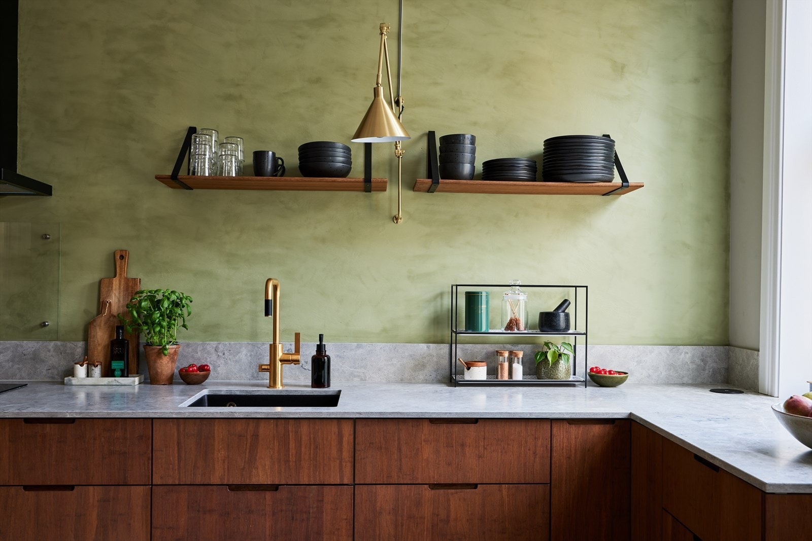 Rålekkert kjøkken med integrerte hvitevarer som induksjonskoketopp, oppvaskmaskin, kjøl-/fryseskap og stekeovn. Galleribilde