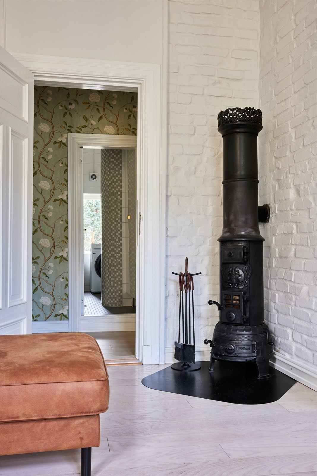 Det er montert kakkelovn som gir en varm og lun stemning på kaldere dager. Galleribilde