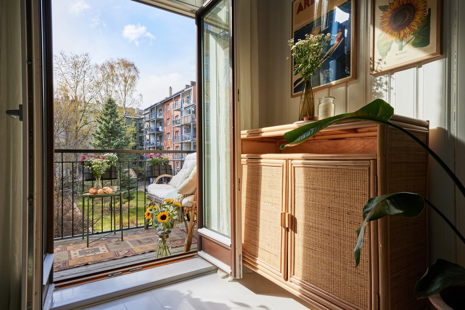 Fra balkongen har du utsikt ut mot hyggelige og grønne fellesområder. Galleribilde