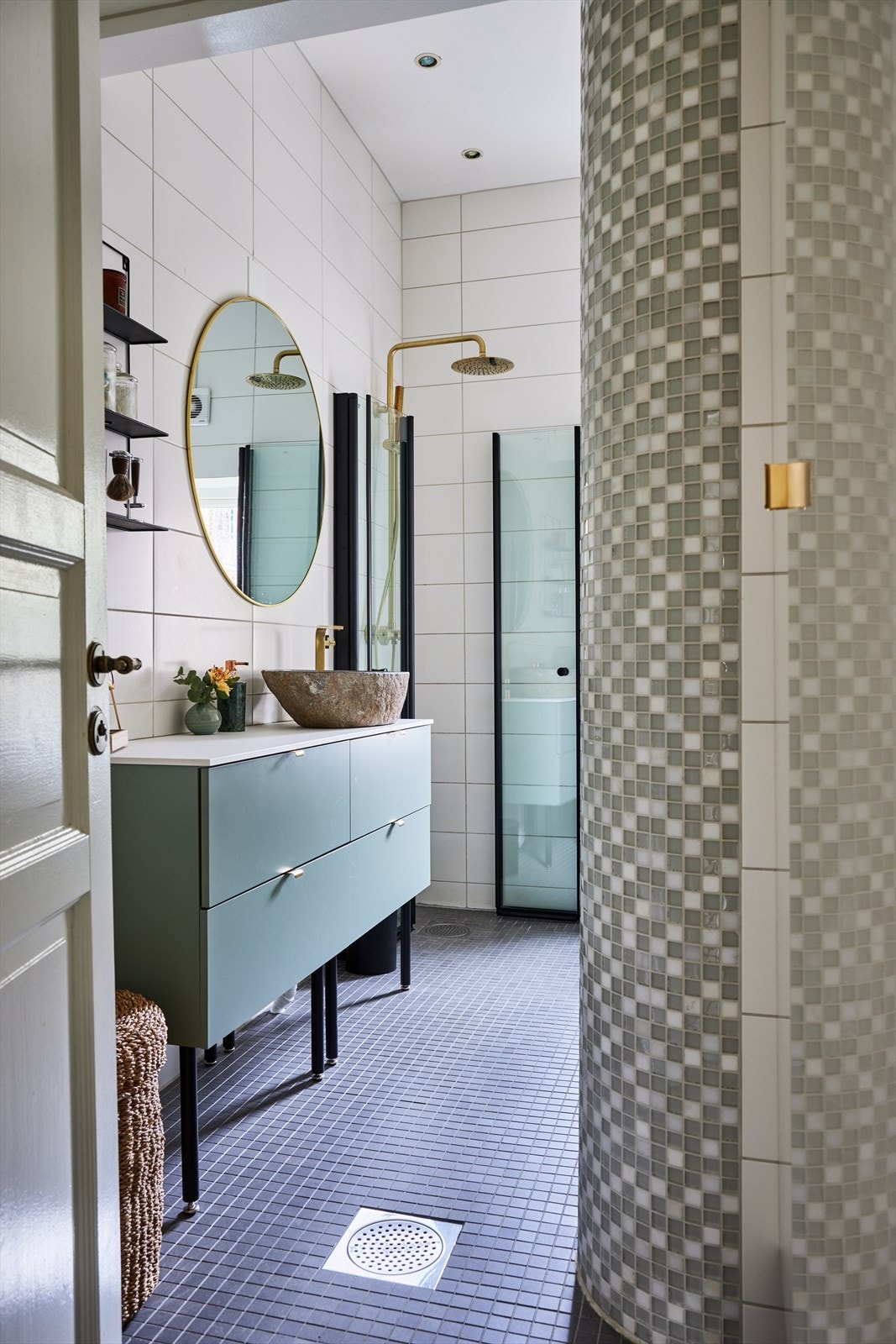 Ellers har boligen et romslig og delikat baderom med innredning montert i 2023. Galleribilde