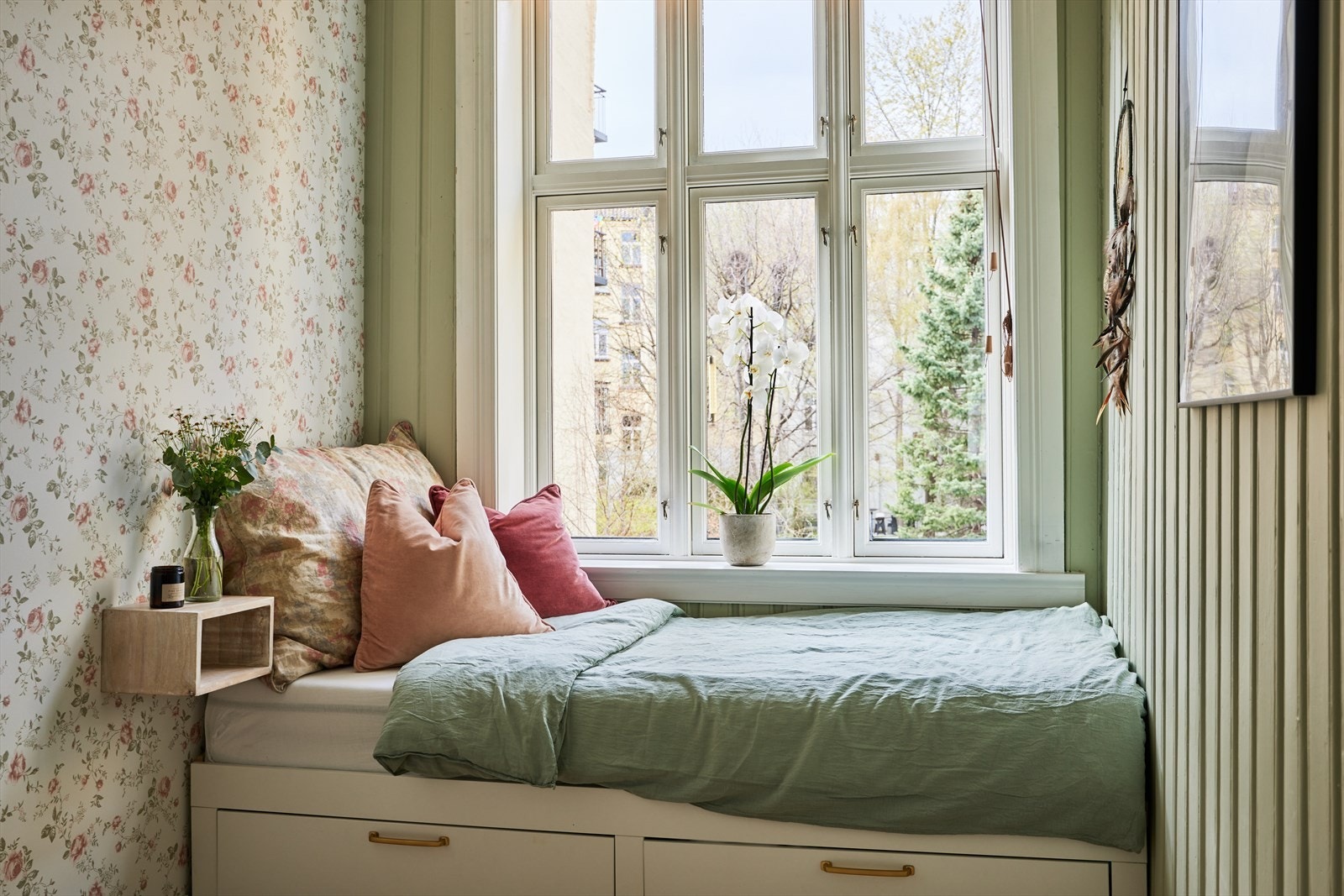 Rommet vender også ut mot bakgården. Galleribilde