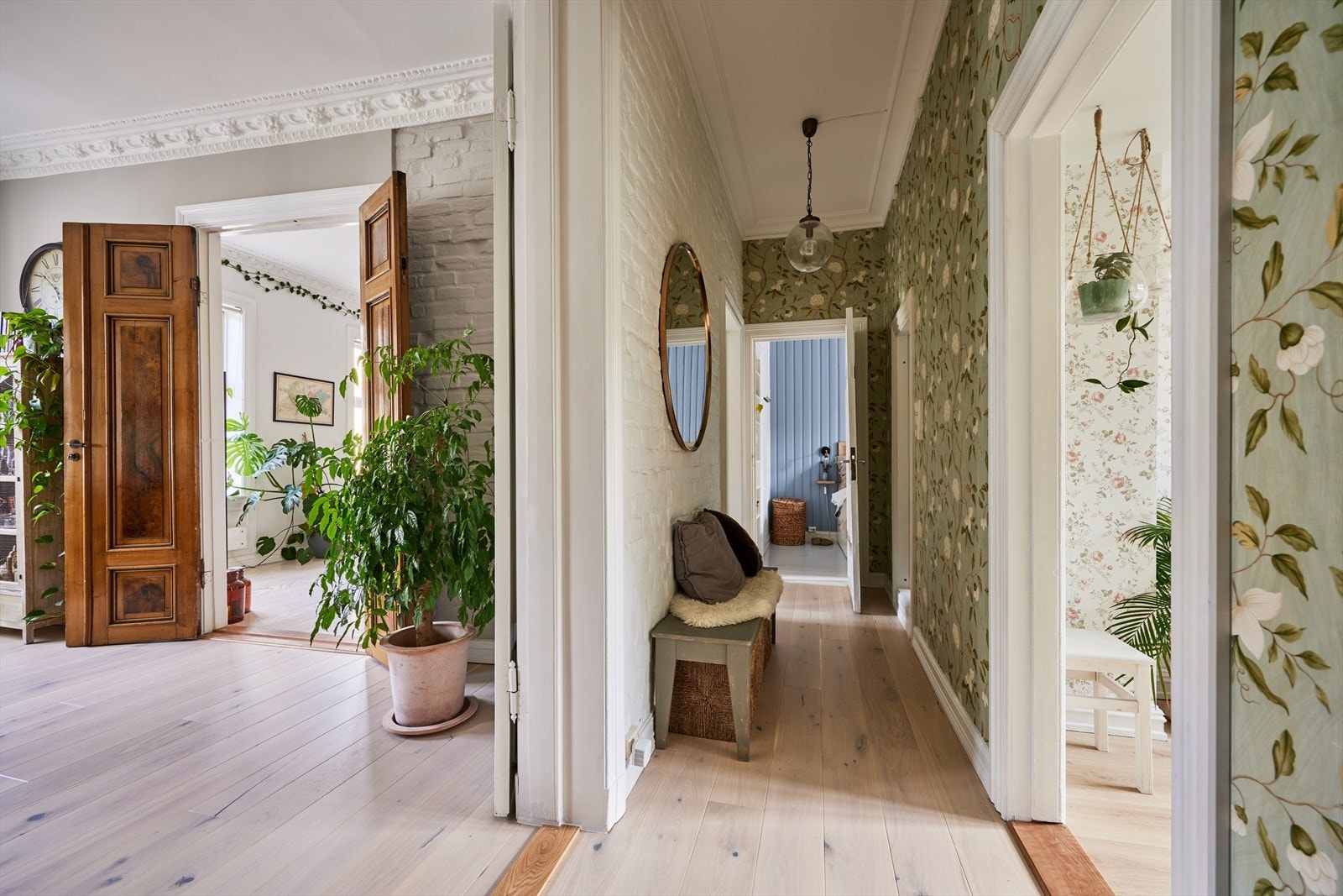 Ellers er leiligheten malt i delikate farger i kombinasjon med stilfull tapet på gangen og gjesterommet. Galleribilde