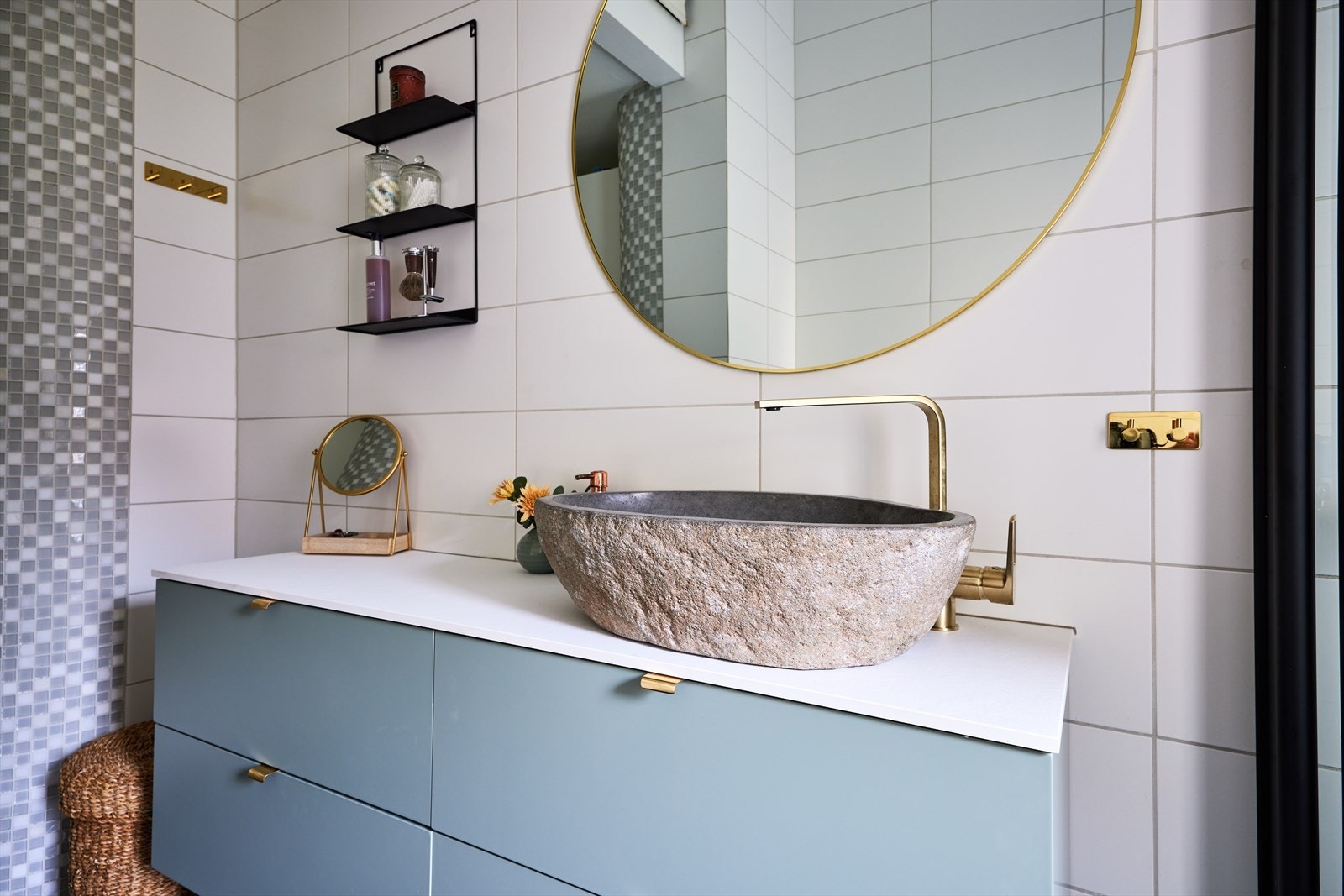 Her har du god plass til alle toalettsakene. Galleribilde