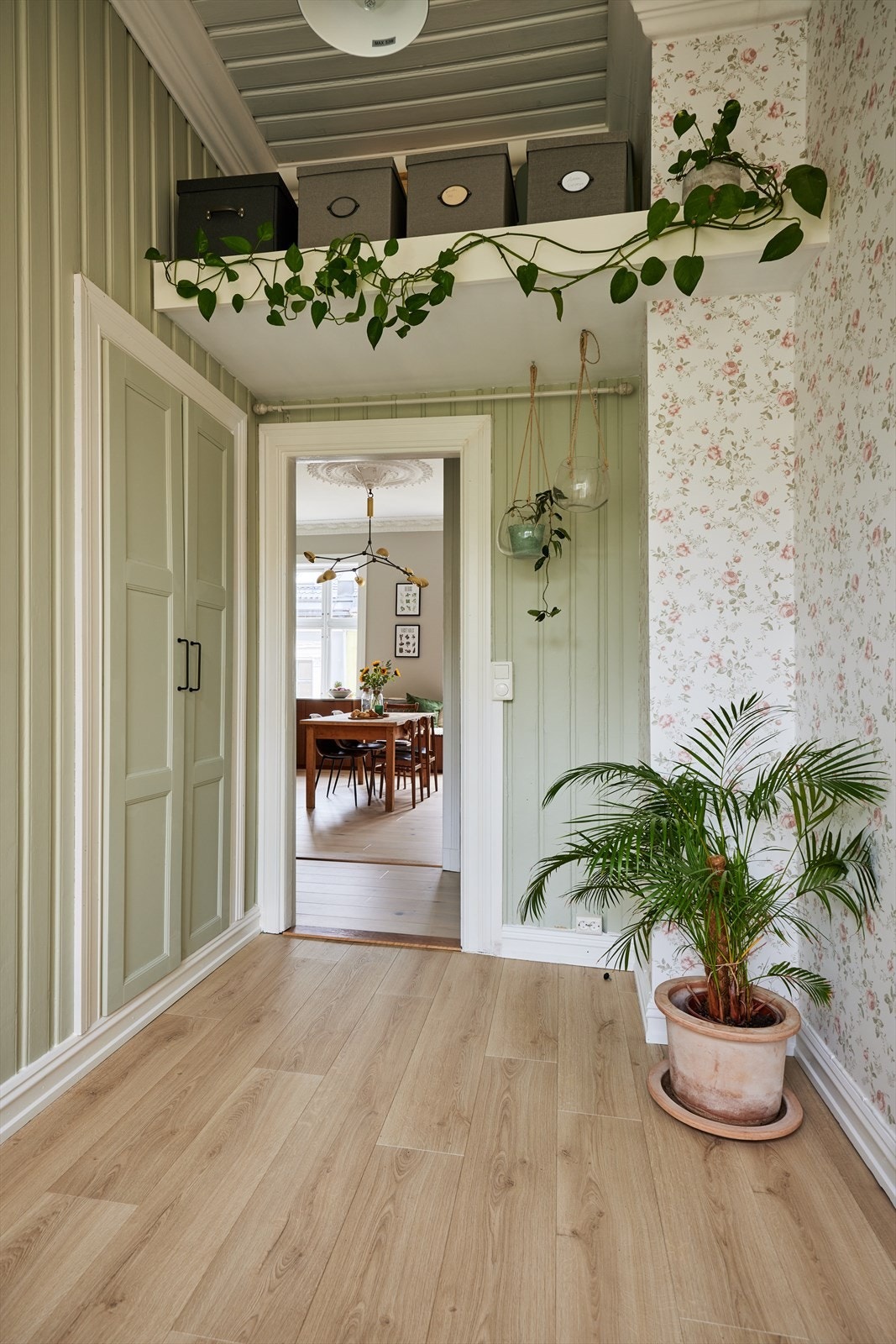 Det er en plassbygget hems på soverommet hvor du har ekstra lagringsplass ved behov. Galleribilde