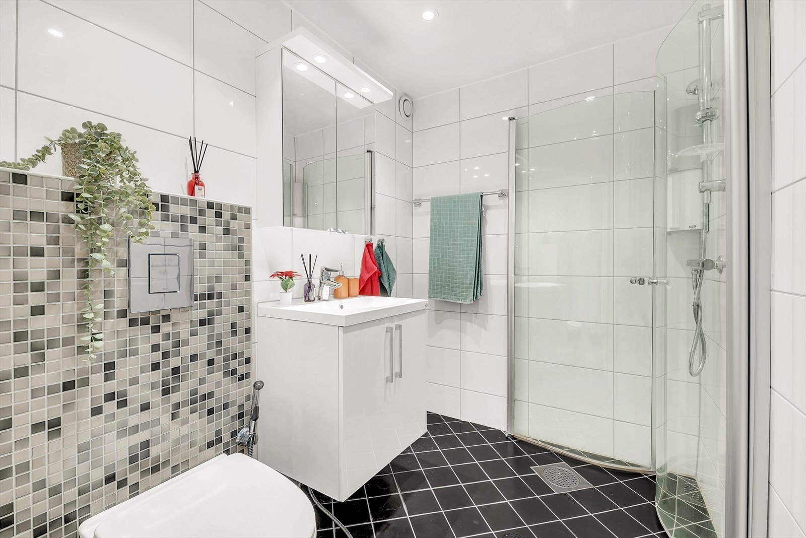 Bad med dusjhjørne med to svingbare glassdører og to-greps blandebatteri Galleribilde