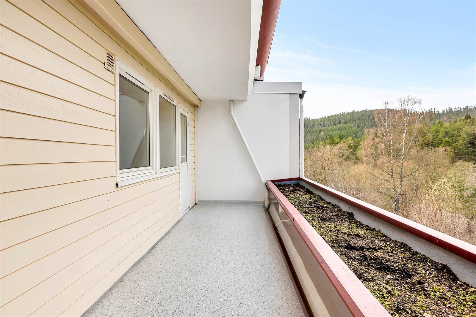 Utgang fra kjøkken til nordvendt balkong på 11m2 Galleribilde