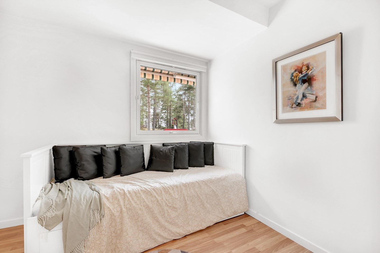 Soverom 2 med plass til seng og diverse Galleribilde