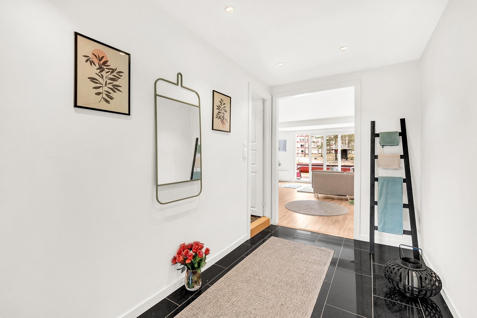 Fra entréen har man badet på venstre side og stuen rett frem Galleribilde