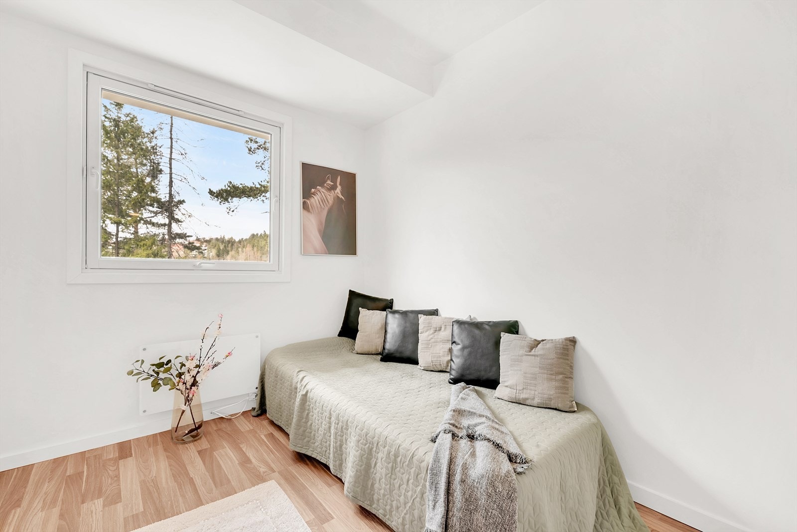 Også romslig, soverom 3 med stort vindu og mye naturlig lys Galleribilde