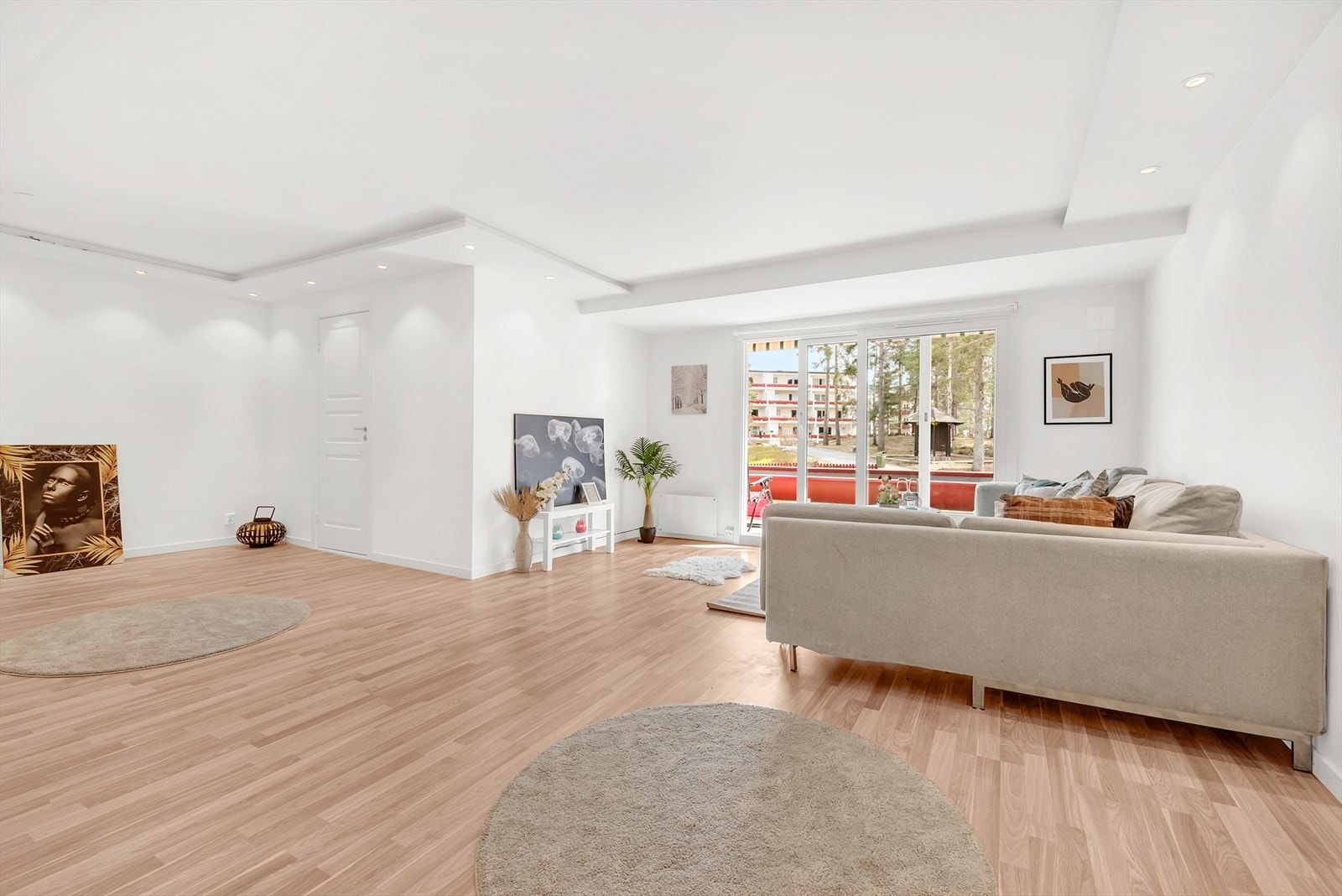 Utgang fra stue til sørvendt balkong på 13,7m2 Galleribilde