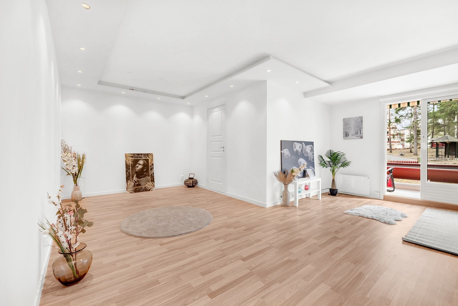 Lys og stor stue med pent laminatgulv Galleribilde