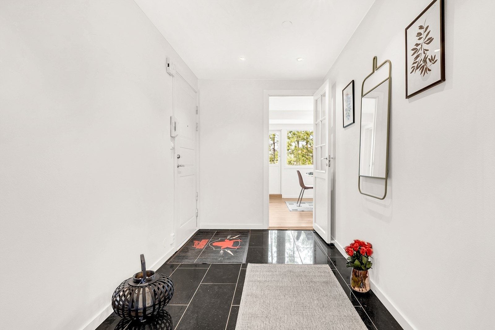 Flislagt entré med plass til oppbevaring Galleribilde