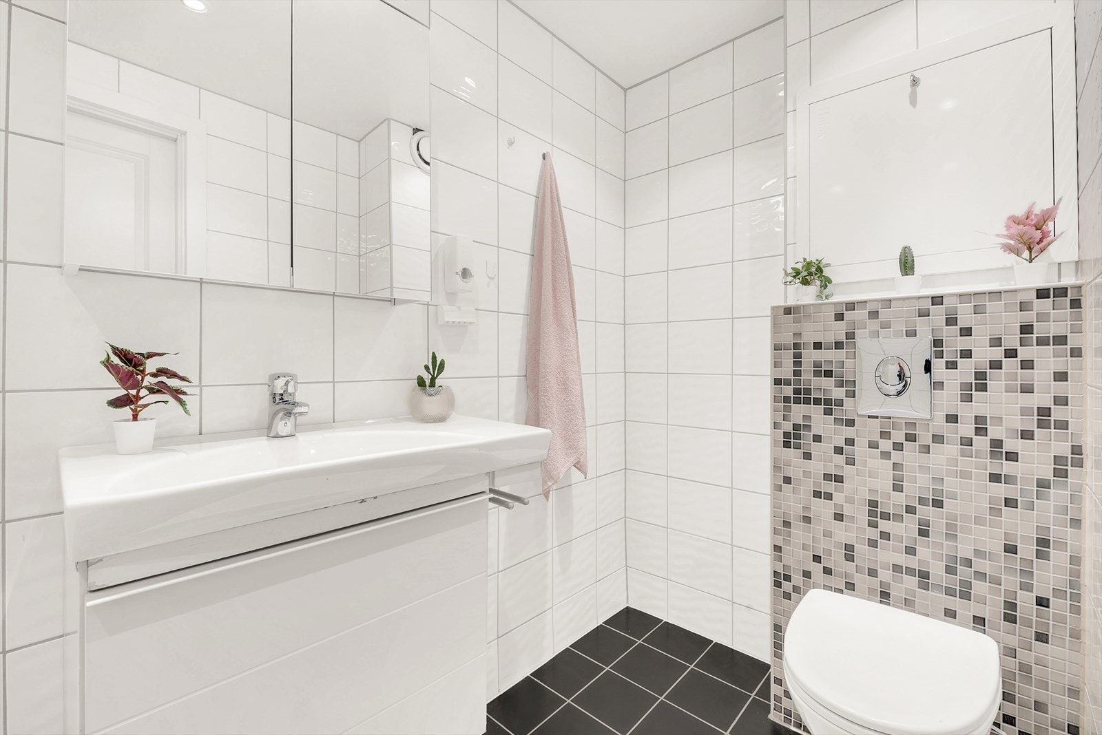 Flislagte vegger og slett himling med downlights Galleribilde